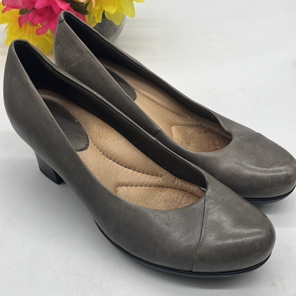 Earth Tamarach Dark Gray Leather Pumps with Black Heel and padded footbed Sz 9